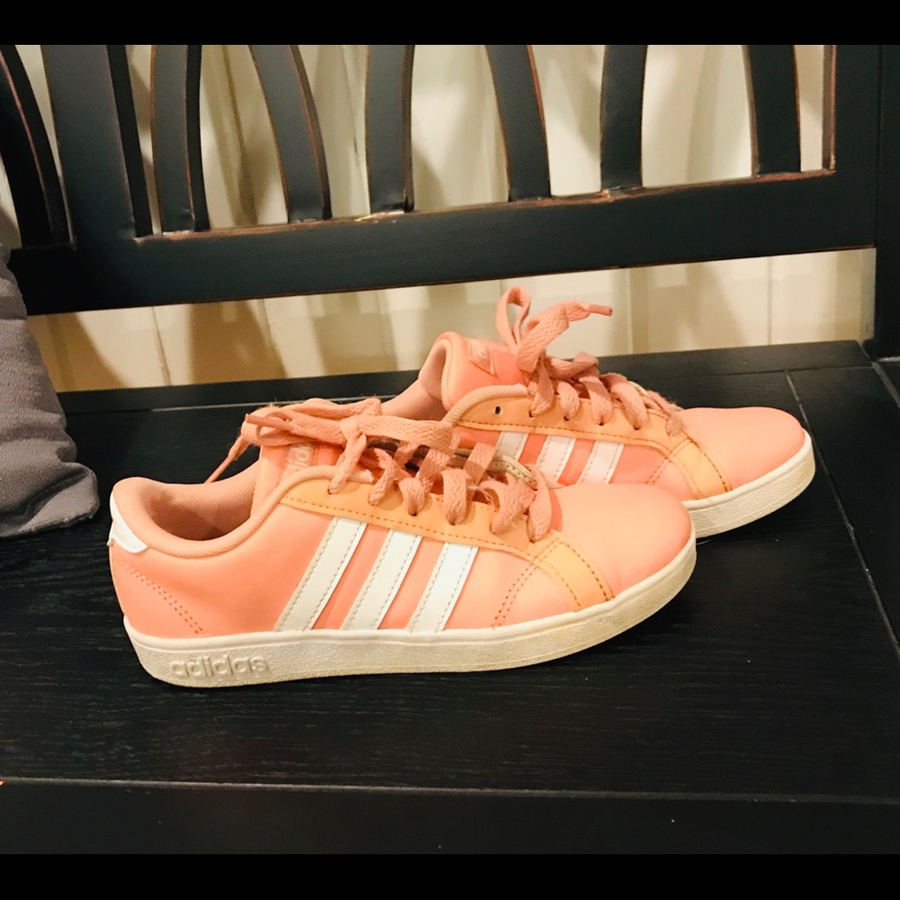 Tennis shoes